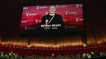 Foto del homenaje que realizó el Mundial Qatar 2022 a Grant Wahl en la previa del encuentro entre Inglaterra y Francia.