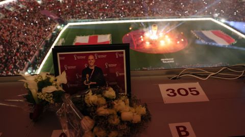 Un tributo hacia Grant Wahl en el palco de prensa del estadio Al Bayt durante el encuentro entre Inglaterra y Francia.