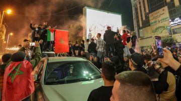 Entre euforia y bengalas rojas, los marroquís celebraron su clasificación a las semifinales del Mundial Qatar 2022.