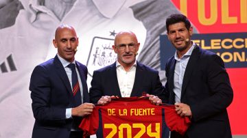 Luis de la Fuente (C) posa junto al presidente de la Federación Española de Fútbol Luis Rubiales (I) y el nuevo Director Deportivo José Francisco Molina (D), durante su presentación oficial a la prensa.