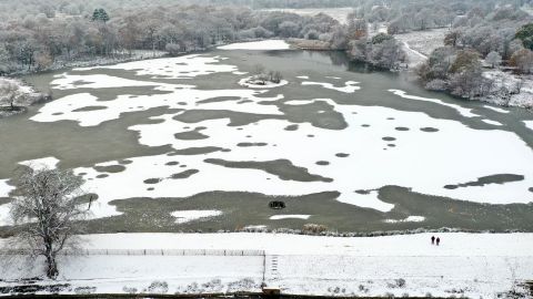 Los rescatistas recuperaron del lago a los dos niños, pero uno murió más tarde.