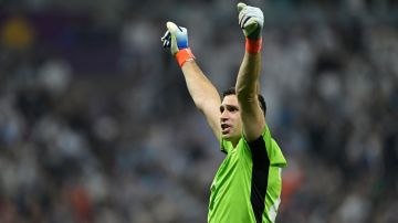 Emiliano Martínez celebra la clasificación de Argentina a la final del Mundial Qatar 2022.