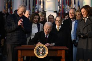 Biden firma el histórico proyecto de ley que protege los matrimonios entre personas del mismo sexo