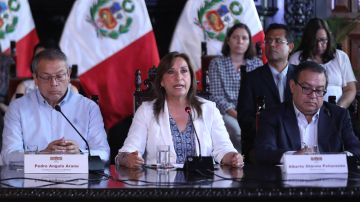 La presidenta peruana Dina Boluarte habla durante una conferencia en el Palacio de Gobierno en Lima.