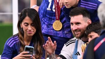 Lionel Messi y Antonela Roccuzzo comparten luego que Argentina ganara la Copa del Mundo.