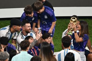 Antonela Roccuzzo levantó la Copa del Mundo y celebró con Lionel Messi y sus hijos el título de Argentina en Qatar 2022 [Video]