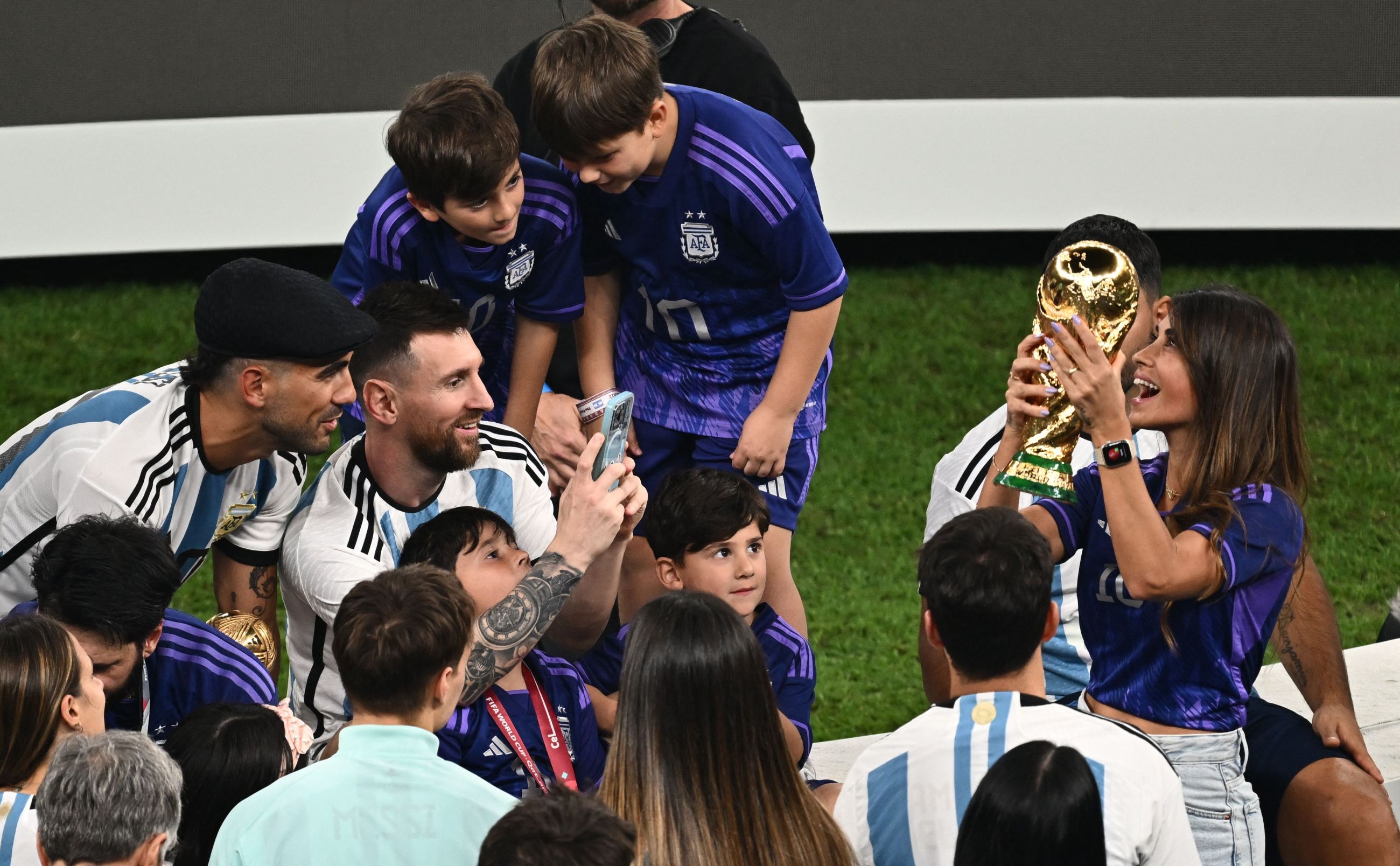 Antonela Roccuzzo levantó la Copa del Mundo y celebró con Lionel Messi y  sus hijos el título de Argentina en Qatar 2022 [Video] - El Diario NY