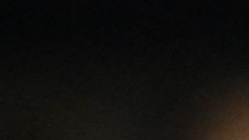 Emiliano Martínez besa el escudo de Argentina y sostiene el premio al Mejor Arquero de Qatar 2022.