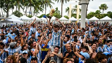 Fanáticos festejan el triunfo de Argentina en una plaza de Miami Beach, en Florida.