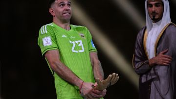 Emiliano Martínez al recibir el premio como Mejor Arquero de Qatar 2022.