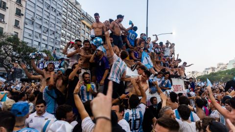 Serán millones los fanáticos que esperen a la selección Argentina a su llegada al país.