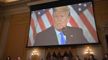 Donald Trump aparece en una pantalla durante la última audiencia del Comité Selecto de la Cámara de Representantes.