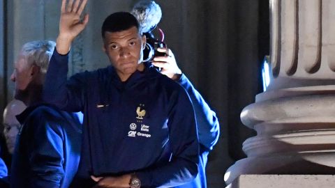 Kylian Mbappé saludó a la afición francesa en su llegada a París.