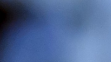 Lionel Messi sostiene la Copa del Mundo a su llegada a Argentina.