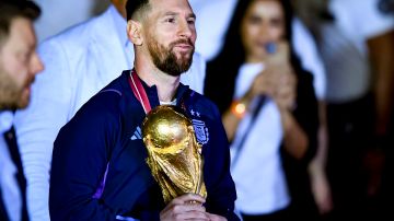 Lionel Messi sostiene la Copa del Mundo a su llegada a Argentina.