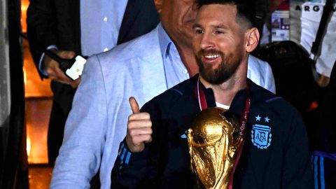 Lionel Messi fue el encargado de llevar la Copa del Mundo a Argentina.