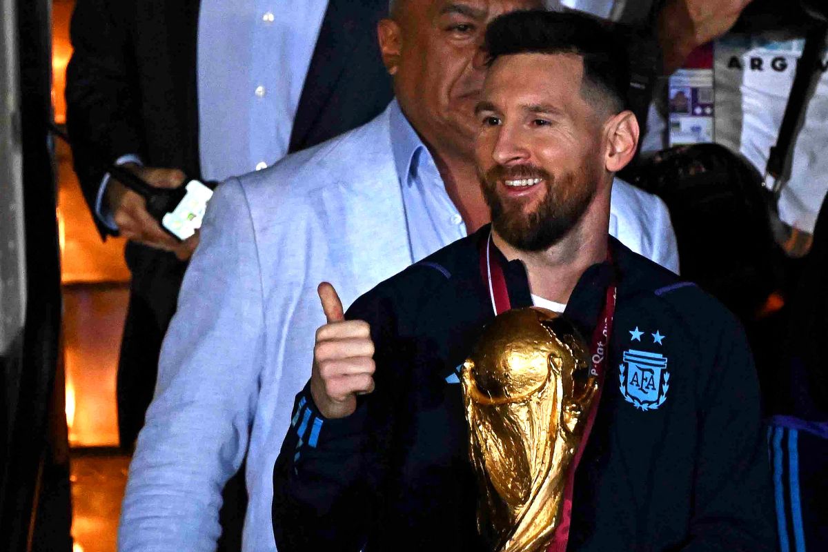Lionel Messi fue el encargado de llevar la Copa del Mundo a Argentina.