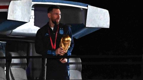 Leo Messi durmió con la Copa del Mundo