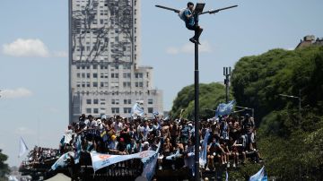Fanáticos de Argentina esperando la caravana de su selección.