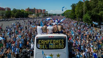 Millones de personas siguieron a la caravana que intentó hacer la Selección Argentina en Buenos Aires.
