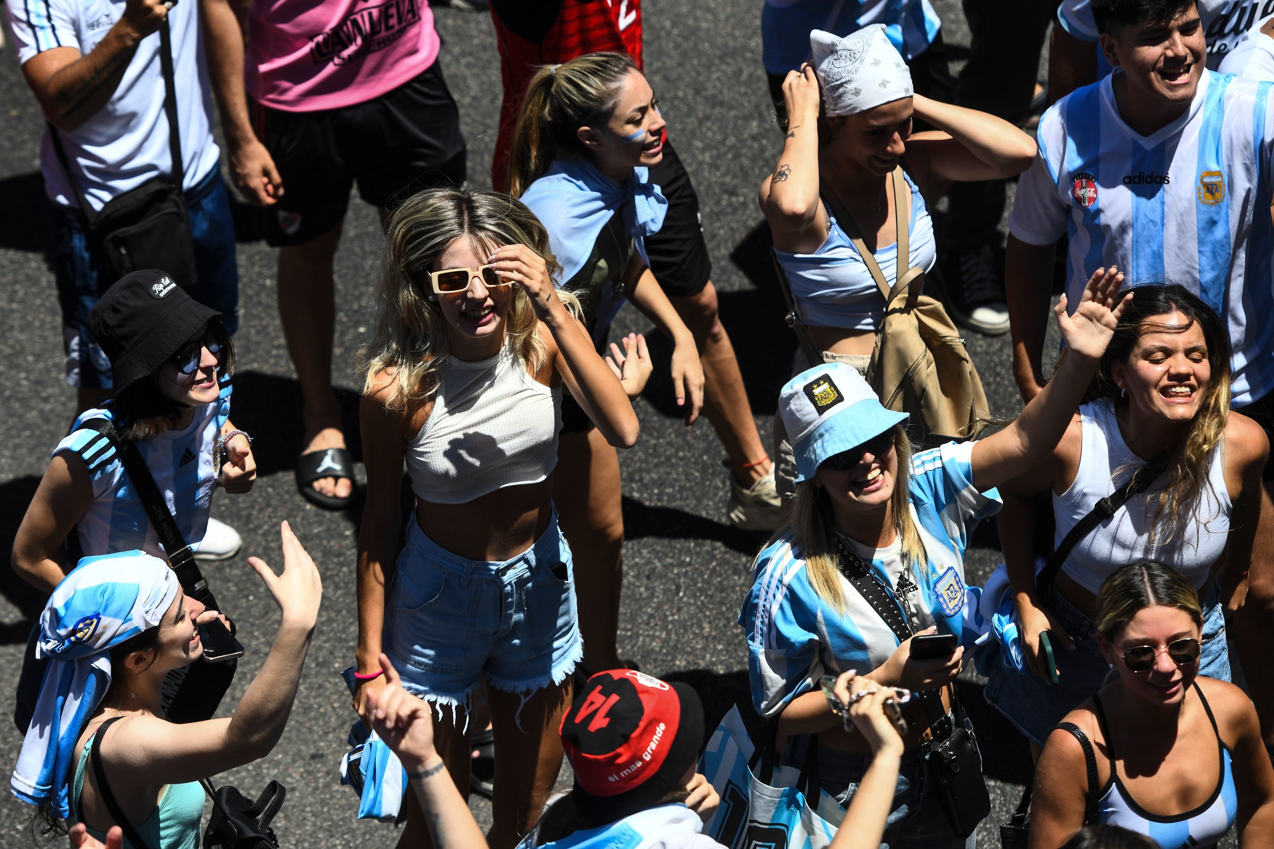 Celebración de locura: Fanática se montó en un poste de luz y se desnudó  para celebrar la victoria de Argentina en el Mundial Qatar 2022 [Video] -  El Diario NY