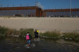 VIDEO: Decenas de migrantes se lanzan al río Bravo para llegar a EE.UU.