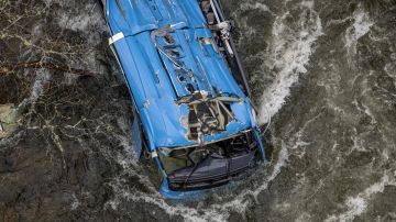 Los restos del autobús yace en el río Lerez después de que se hundiera al cruzar un puente, matando a seis personas.