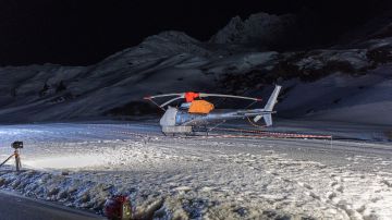 Cuerpos de rescate tras la avalancha de nieve en una pista de esquí en Austria.