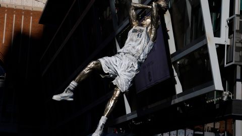 Vista de la estatua de Nowitzki que inauguró Dallas Mavericks.