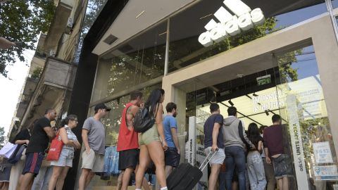 La camiseta no fue vendida en los locales comerciales de Adidas en Argentina.