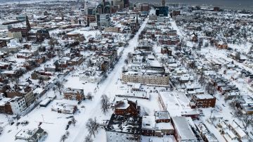 La nieve cubre la ciudad en esta fotografía aérea de un dron en Buffalo, Nueva York.