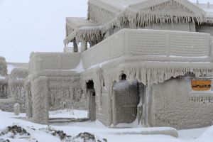 Van 38 muertos por tormenta invernal en el norte de Nueva York; escasean alimentos y reabren carreteras y aeropuerto entre la nieve acumulada