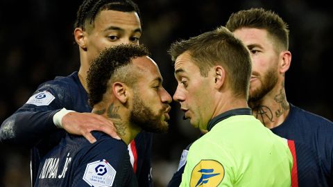 Neymar Jr. confronta al principal Clement Turpin por la expulsión.