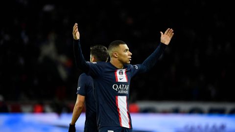 Kylian Mbappé celebra su gol ante el Strasbourg.