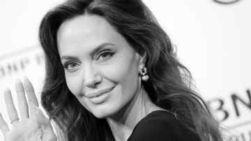 Angelina Jolie se retira como enviada de la agencia de la ONU para los refugiados.