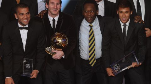 Dani Alves (L), Lionel Messi (C), Pelé (C) y Neymar (R) durante la gala del Balón de Oro en 2012.