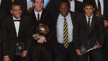 Dani Alves (L), Lionel Messi (C), Pelé (C) y Neymar (R) durante la gala del Balón de Oro en 2012.