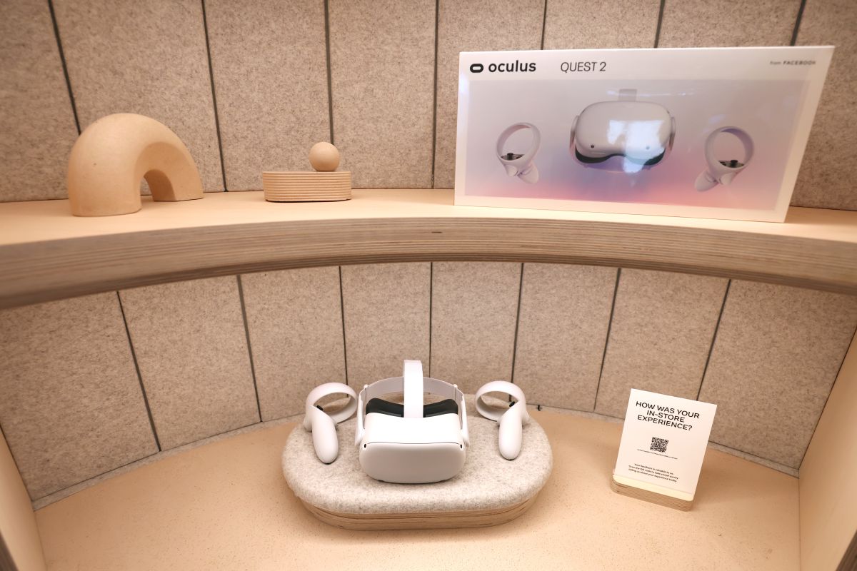Un aparato Oculus Quest 2 de realidad virtual en una tienda Meta en California.