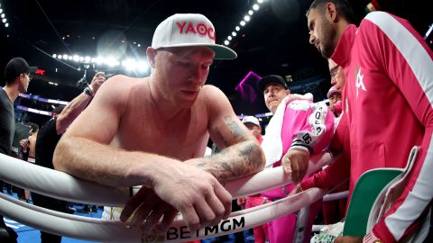 Canelo Álvarez no esconde su lamento tras caer ante Dmitry Bivol.