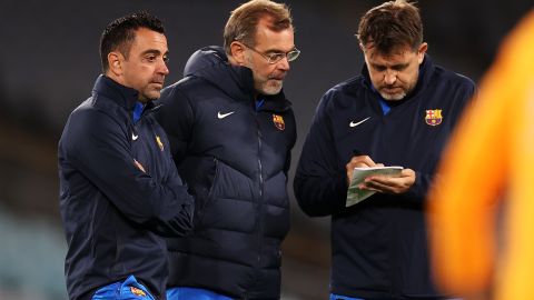 SYDNEY, AUSTRALIA - MAY 24:  FC Barcelona Coach Xavi Hernandez (l) looks on during an FC Barcelona training session at Accor Stadium on May 24, 2022 in Sydney, Australia. (Photo by Mark Kolbe/Getty Images)