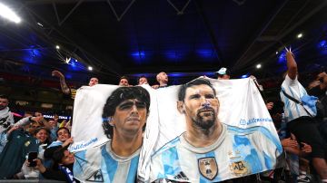 Hinchas argentinos realizan pancartas de Messi junto a Maradona