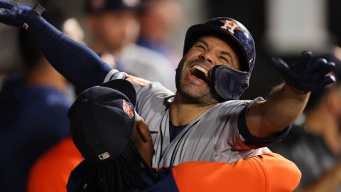 José Altuve es abrazado por Framber Valdez durante un encuentro ante Chicago White Sox.