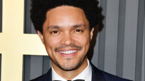 Trevor Noah volverá a presentar los Premios Grammy por tercer año consecutivo.