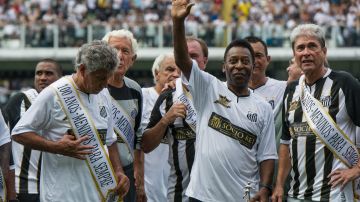 Pelé recibiendo un homenaje por parte del Santos en 2012.