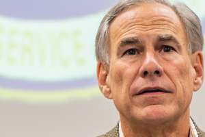 Gobernador de Texas, Greg Abbott, pide investigar a organizaciones por el cruce de inmigrantes indocumentados