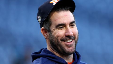 Justin Verlander seguirá ligado al béisbol de alto nivel la menos por dos años más.