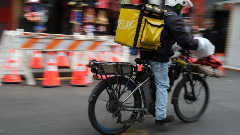 Muchos repartidores en Nueva York usan bicicletas eléctricas.