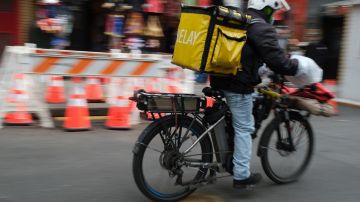 Muchos repartidores en Nueva York usan bicicletas eléctricas.