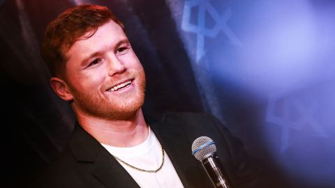 Canelo Álvarez ríe durante una rueda de prensa.