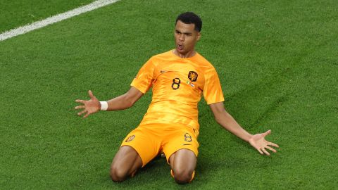 Cody Gakpo celebra su gol ante Senegal en el Mundial Qatar 2022.